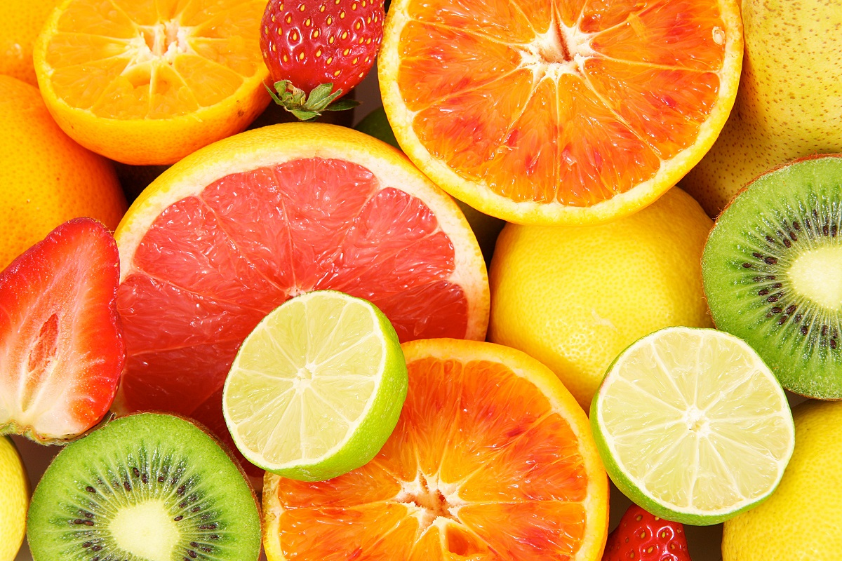 オレンジ、イチゴ、キウイなどのフルーツ