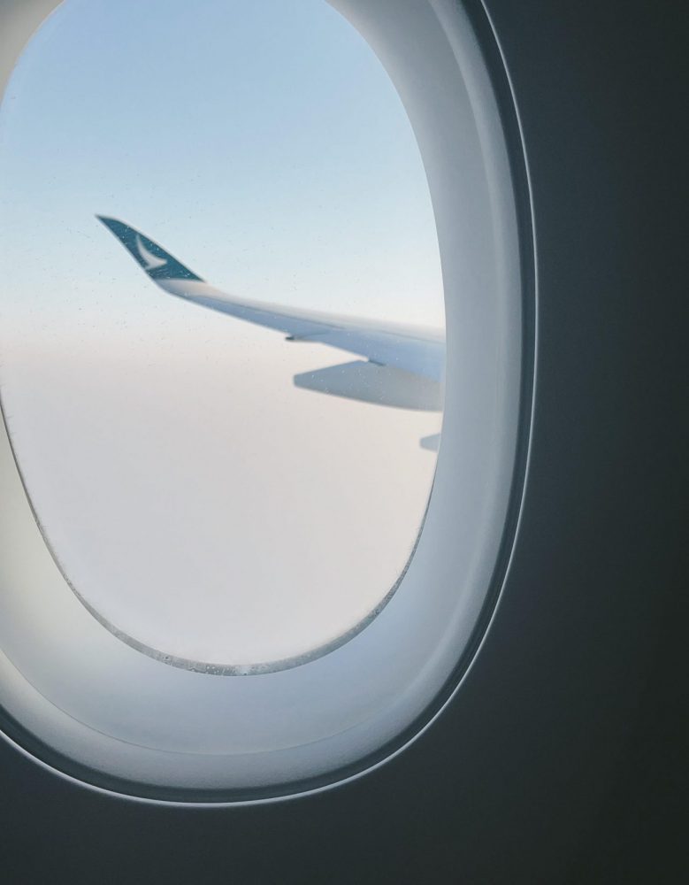 飛行機の窓から見える空