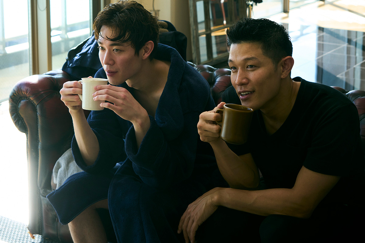 コーヒーを飲む男性たち、映画「エゴイスト」場面写真