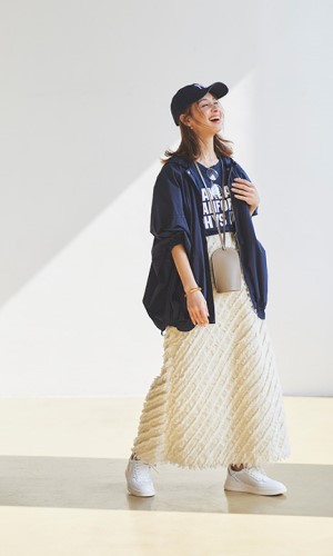 【2】ネイビーブルゾン×ロゴTシャツ×白スカート×ネイビーキャップ