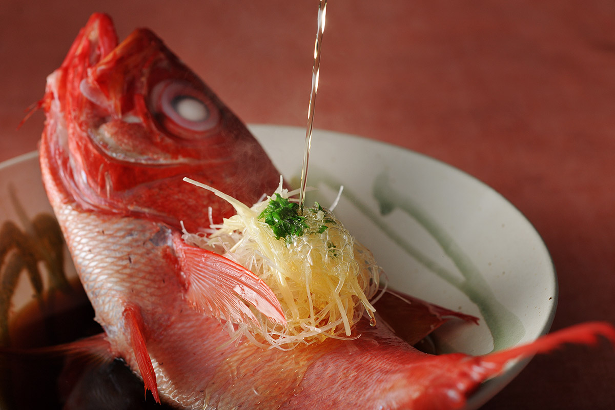 真っ赤な金目鯛の椿蒸しの写真
