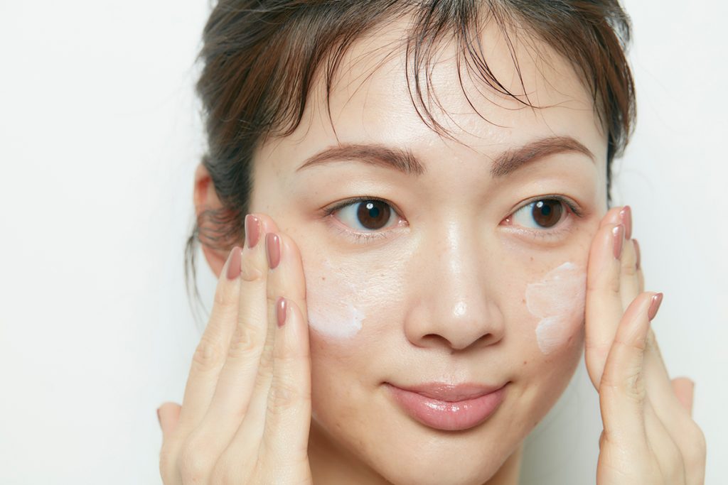絶対焼かない! 正しい日焼け止めの塗り方とNG例を解説 | Domani