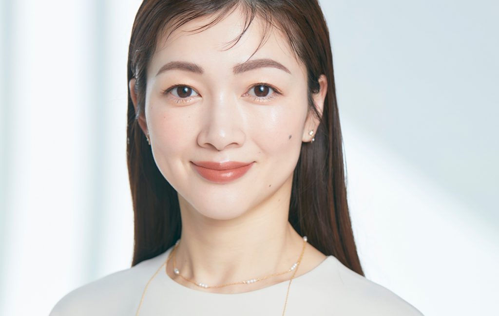リップを主役にしたいときに活躍する「イエロー×赤みブラウン」