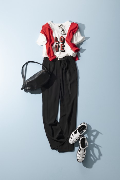 赤ニット×プリントTシャツ×黒パンツ