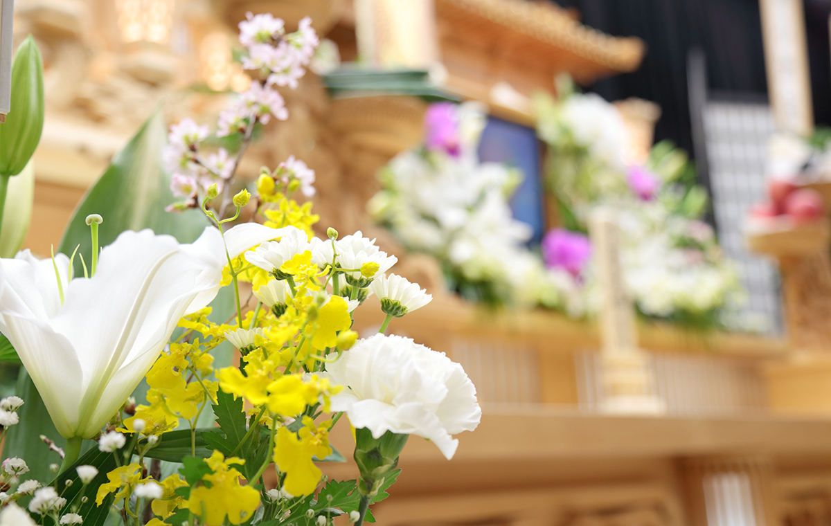 お葬式の花の飾られた祭壇