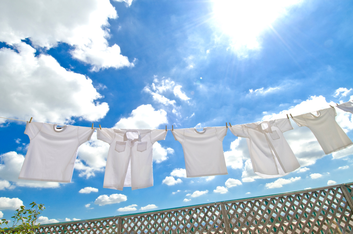 青空のもと干されている洗濯物