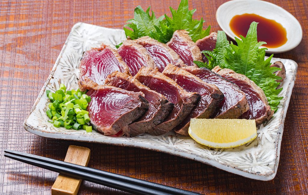 「鰹」ってどんな魚?読み方、言葉の由来、特徴、この漢字の関連語などを解説 | Domani