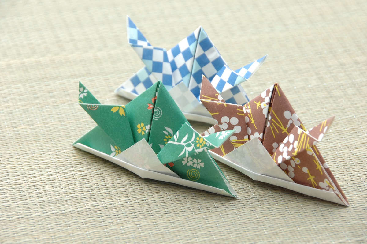 和柄の折り紙で作られた3つの兜