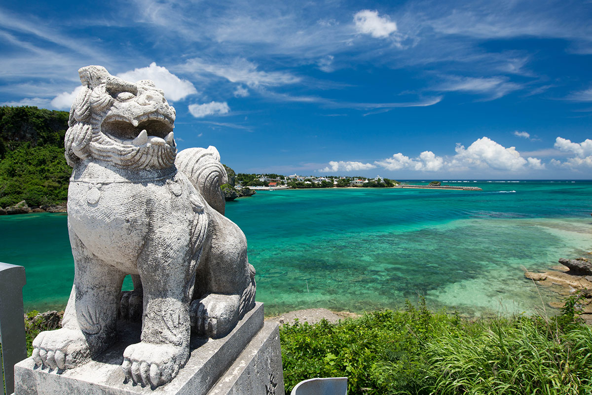 沖縄の青い海とシーサー