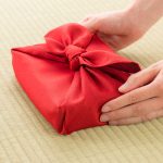 風呂敷を差し出す写真