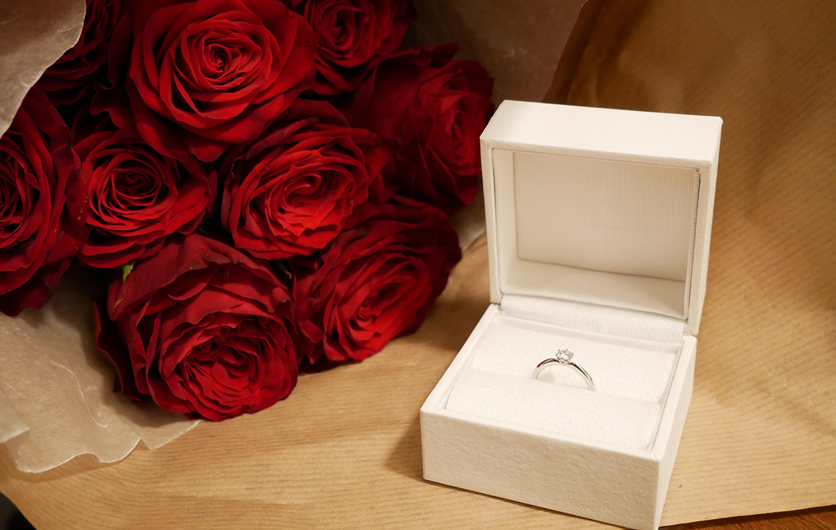 薔薇の花束とダイヤモンドの指輪