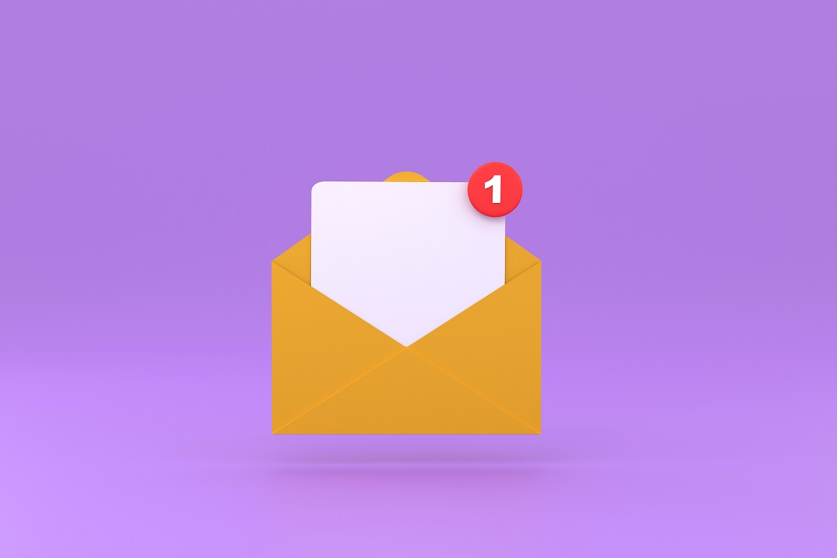 紫の背景に、封筒から1件の通知マークがついた紙がとびだしている3Dイラスト