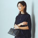 小濱なつきさん ネイビーのセットアップを身に纏った上半身写真
