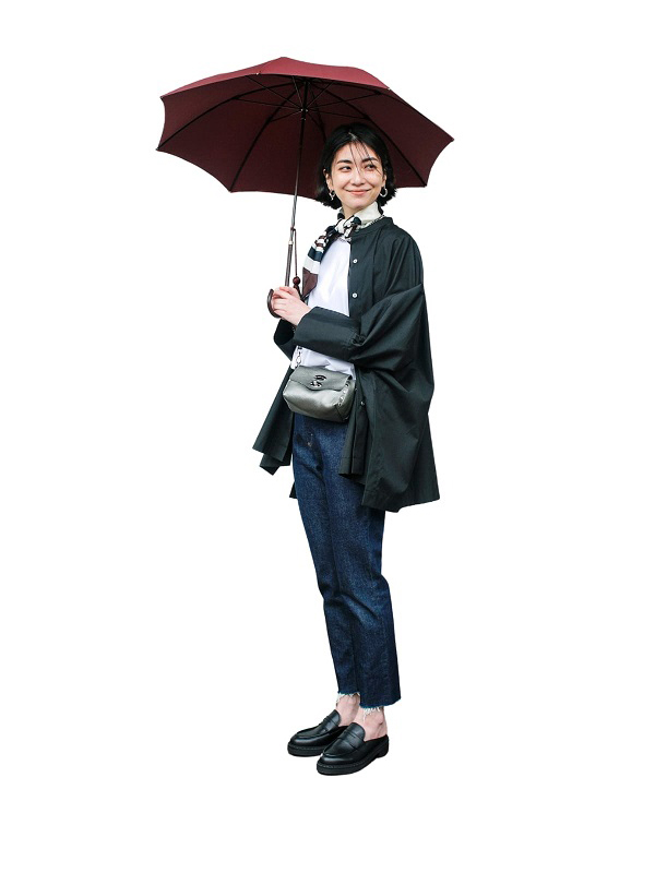 傘を差した女性