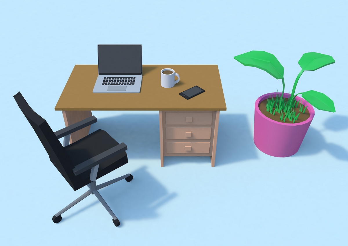 ノートパソコンやマグカップ、スマホが置かれたデスクト椅子、観葉植物