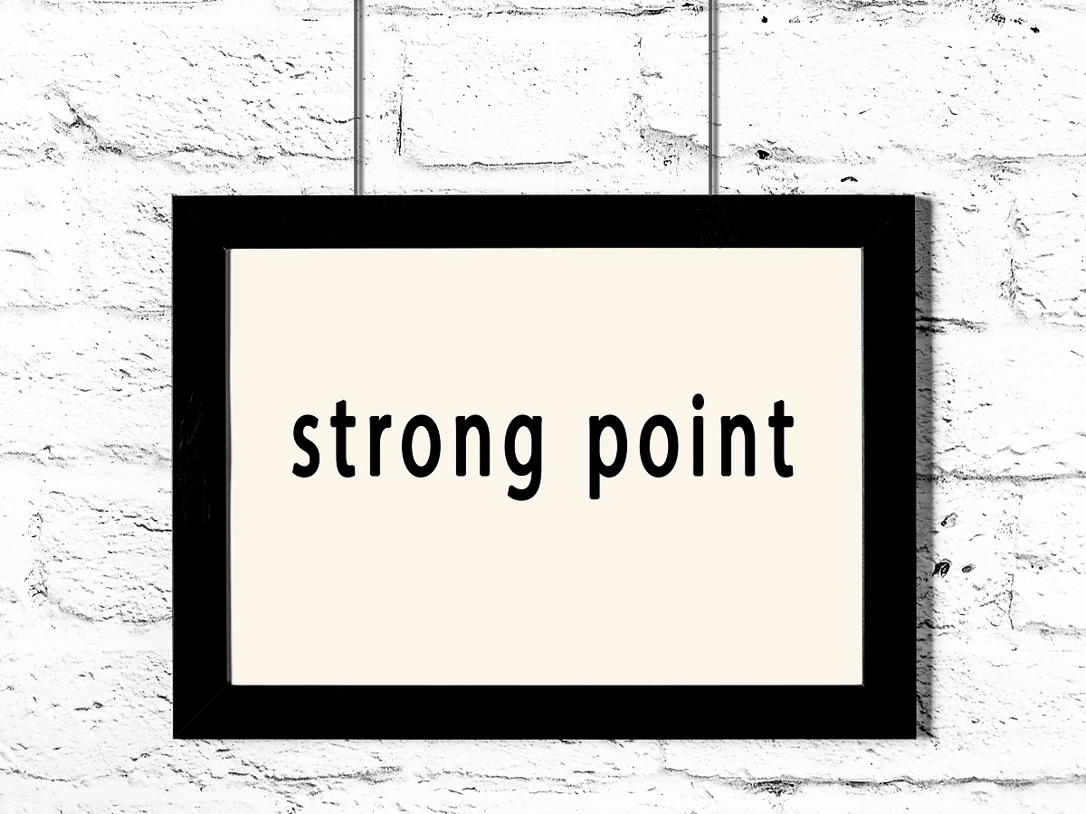 中央に「strong point」と書かれた紙がレンガ調の壁に貼られている写真