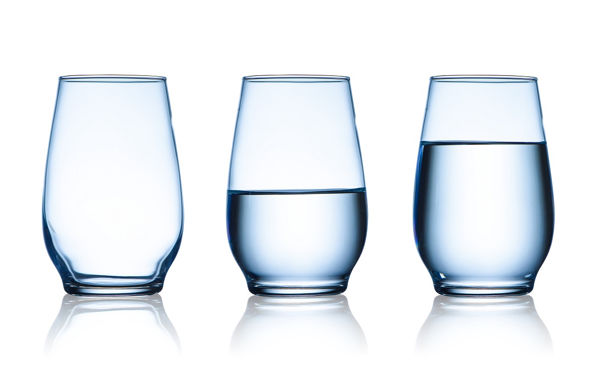 水が入った3つのグラスの画像　中に入った水の量が左から順に多くなる