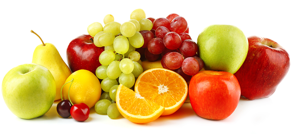 りんごやオレンジ、ぶどうなどの果物が並んでいる写真