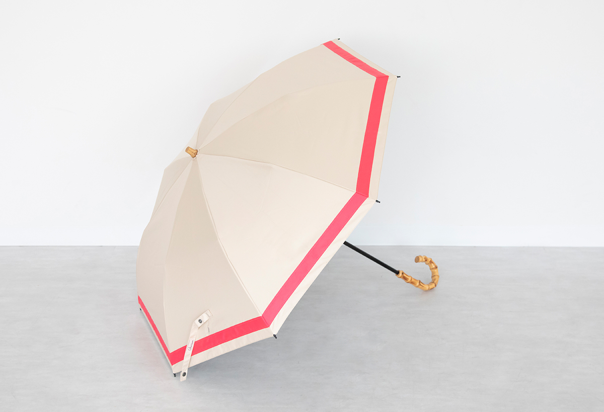 ベージュ×ピンクラインの日傘、開いた写真