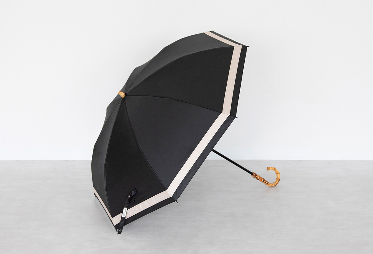ブラック×ベージュラインの日傘、開いた写真