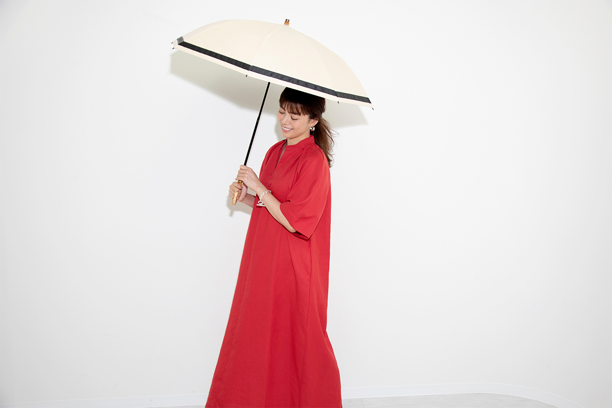 ベージュ×ブラックラインの日傘を持ったモデル 中林美和さん