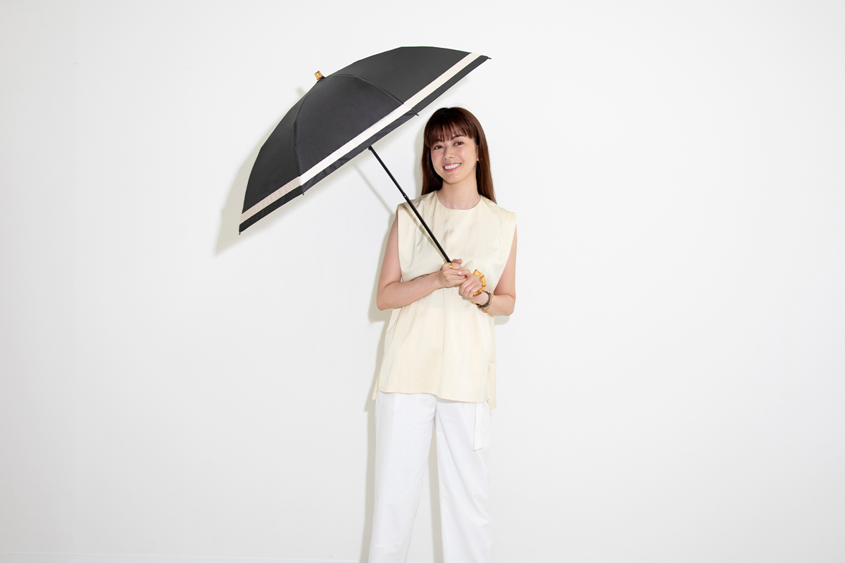 ブラック×ベージュラインの日傘を持ったモデル 中林美和さん
