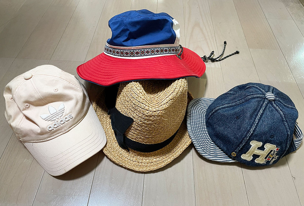 青と赤のハットや白いキャップ、麦わら帽子、デニム記事のキャップ