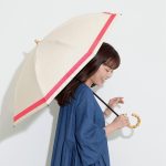 カリエスムの日傘をさしている女性