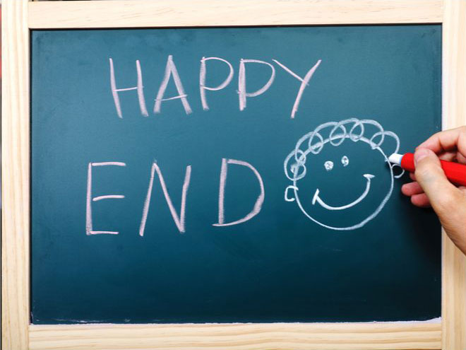 黒板に書かれた「HAPPY END」の文字