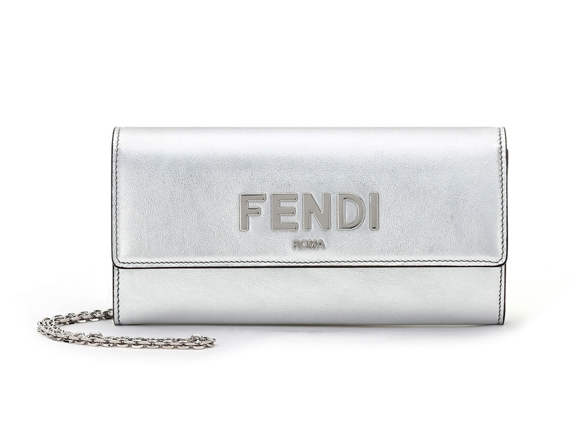 FENDIとMarc Jacobsがコラボした長財布、メタリクカラーのレザーにメタリックロゴがデザインされた長財布