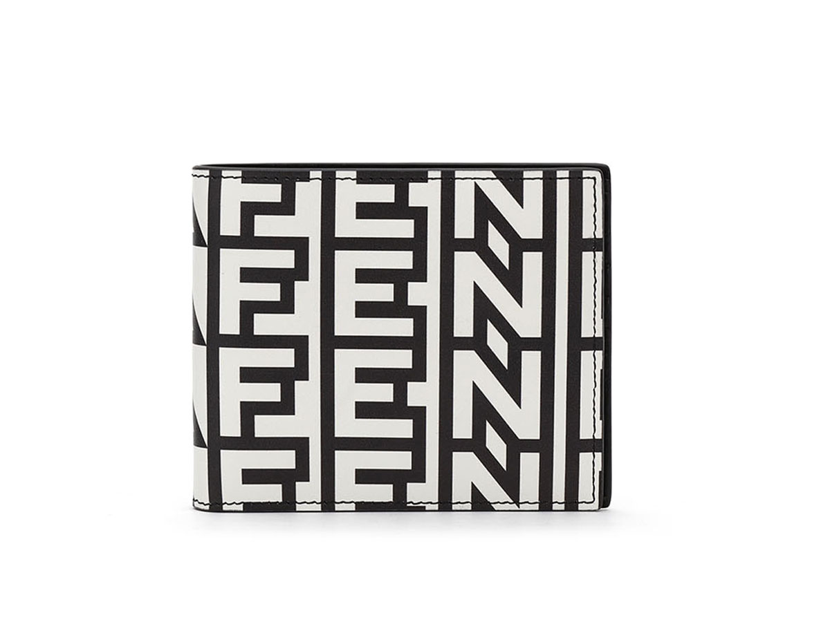 FENDIとMarc Jacobsがコラボした二つ折り財布、モノトーンのロゴがデザインされた二つ折り財布