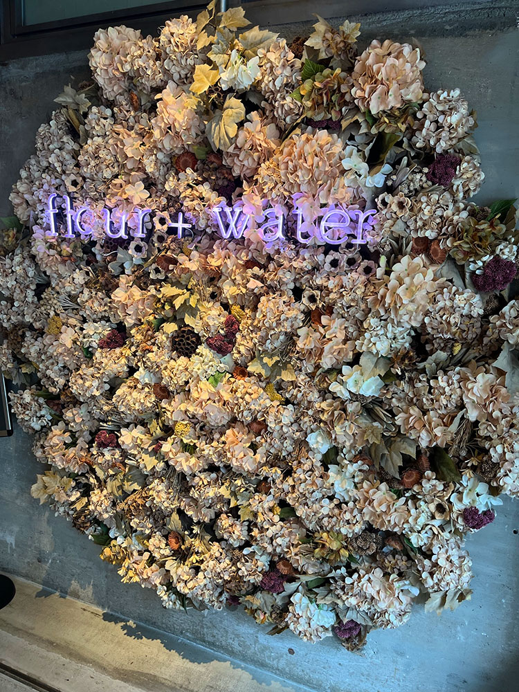 フラワーアンドウォーター店内の、花のモニュメント