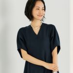 ネイビーのワンピースにパールネックレスを着用した モデル鈴木まきさん