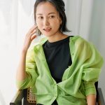 鈴木まきさん ノースリーブワンピース、クロップド丈カーデのコーデ