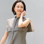 アースカラーのシャツワンピースを着た鈴木まきさん