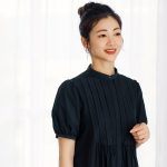 ネイビーのワンピースを着用した浅野里絵さん