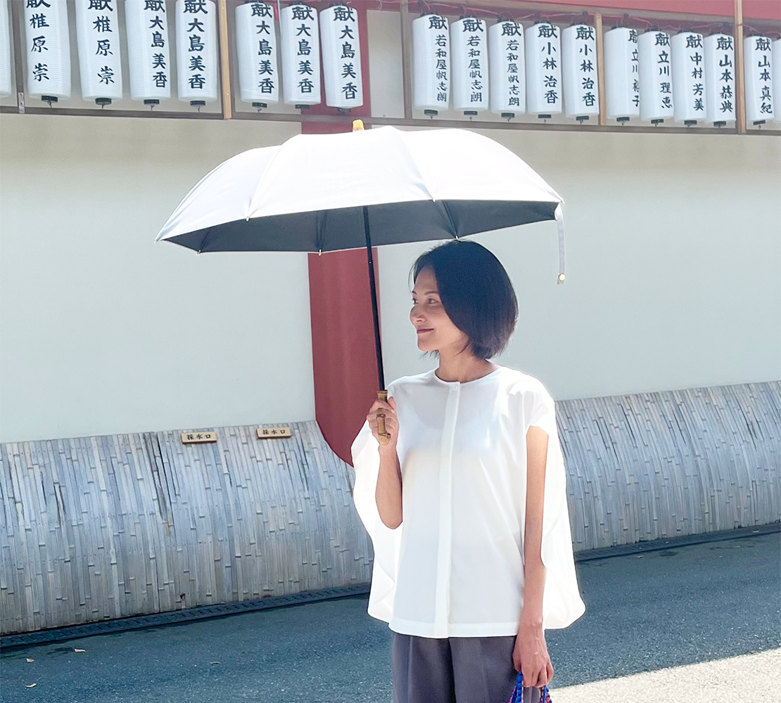 日傘をさしている鈴木まきさん