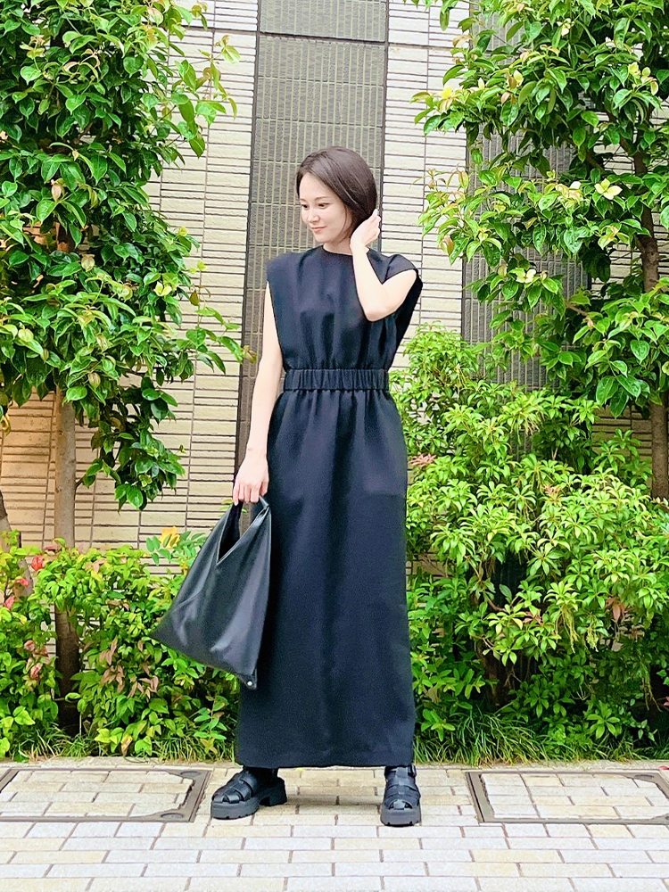 黒のワンピースを着用した、ドマーニ専属読者モデル 鈴木まきさんのスナップ写真