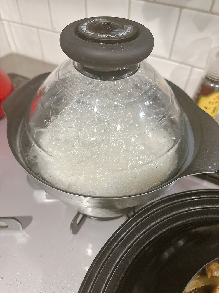 鍋の中で米がぶくぶくと沸騰している様子