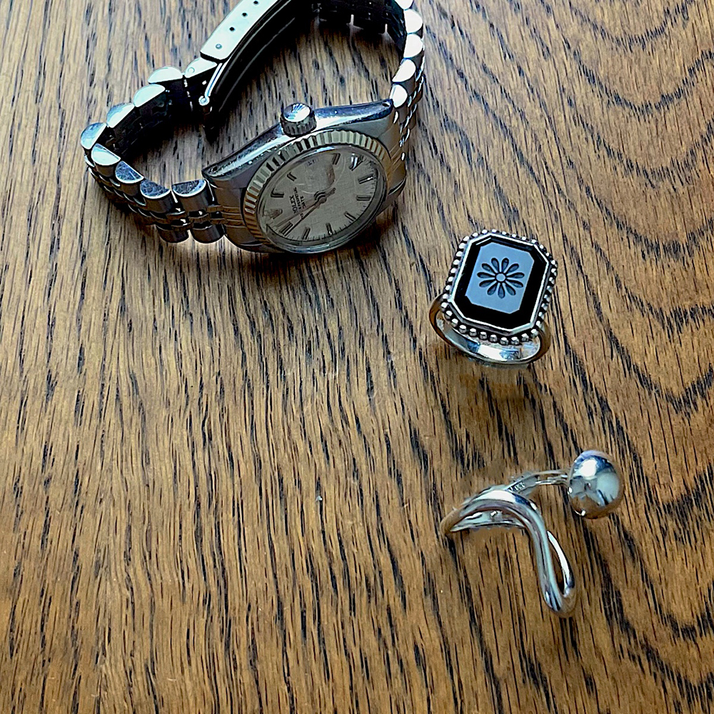 コールムーン、ティファニーのリングとロレックスの時計
