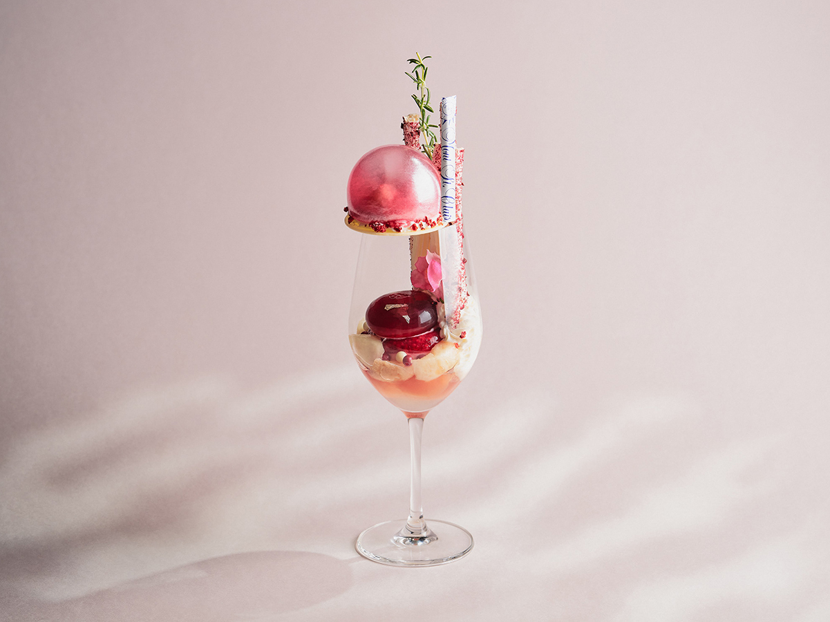 グラスに盛られた桃のワンピース