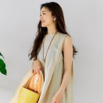 浅野里絵さんワンピースコーデ 上半身