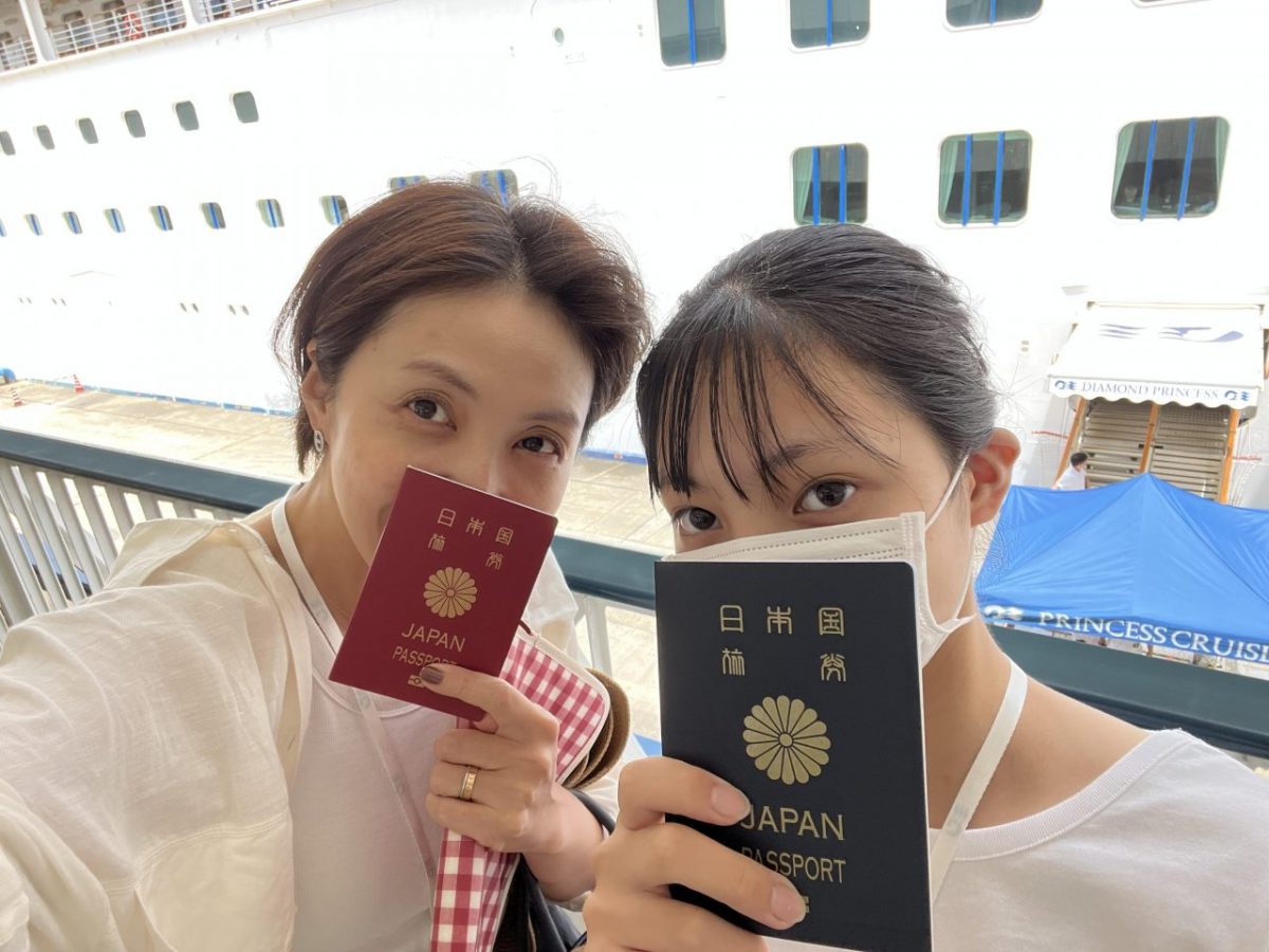 筆者と娘さんがパスポートをかざして撮ったセルフィー