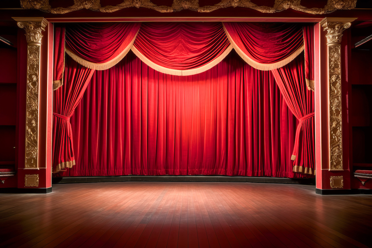 豊かな赤い劇場のカーテンが付いた空の劇場ステージ