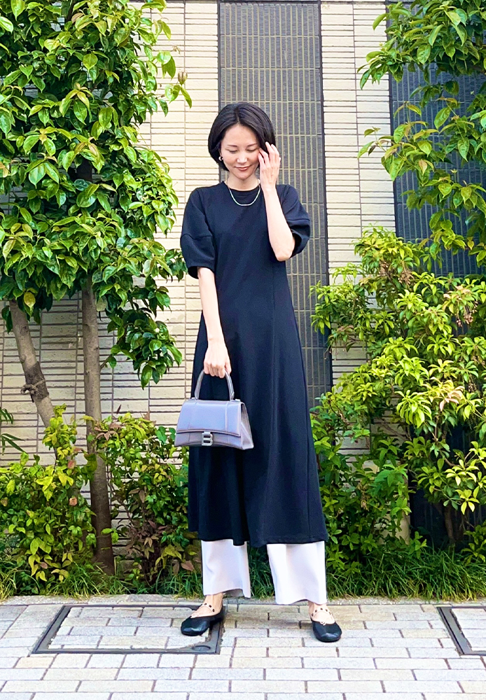 ワンピースに白いパンツを着用した　ドマーニ専属読者モデル鈴木まきさん