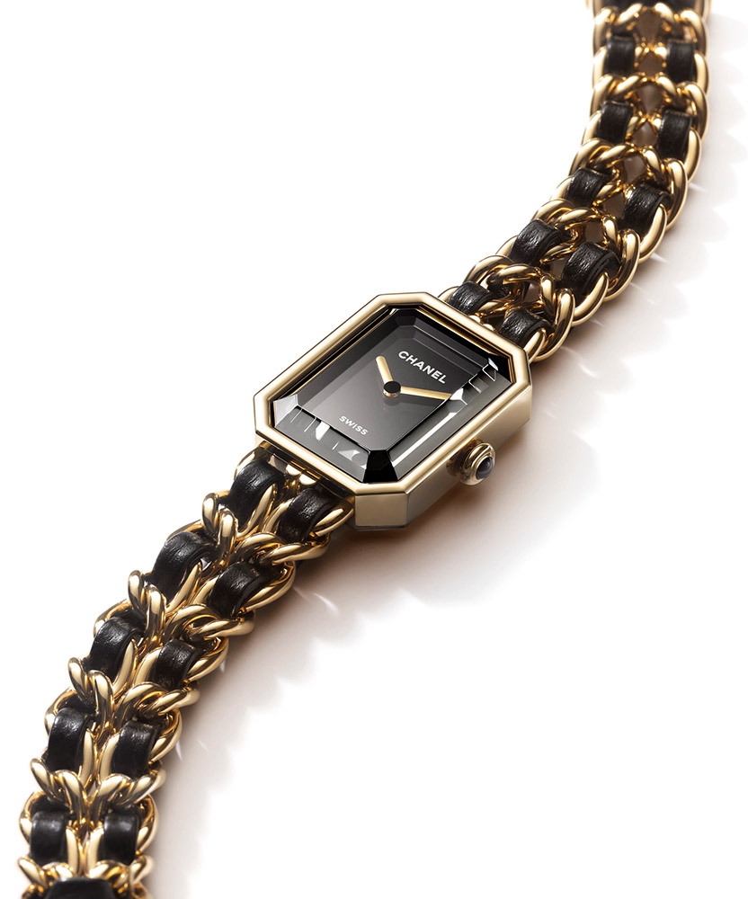腕時計の写真　ゴールドの枠に黒の文字盤、黒のレザーとゴールドのベルト