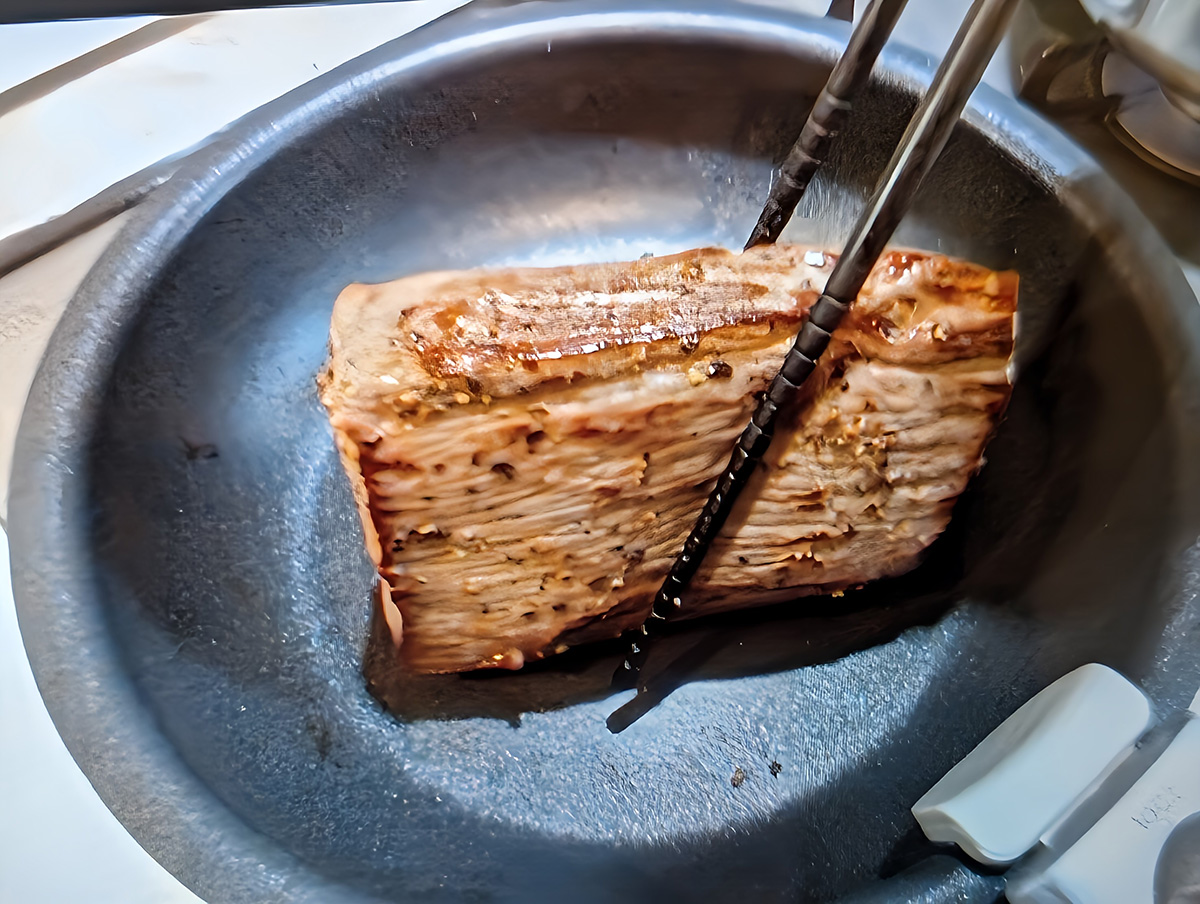 肉に焼き色をつける