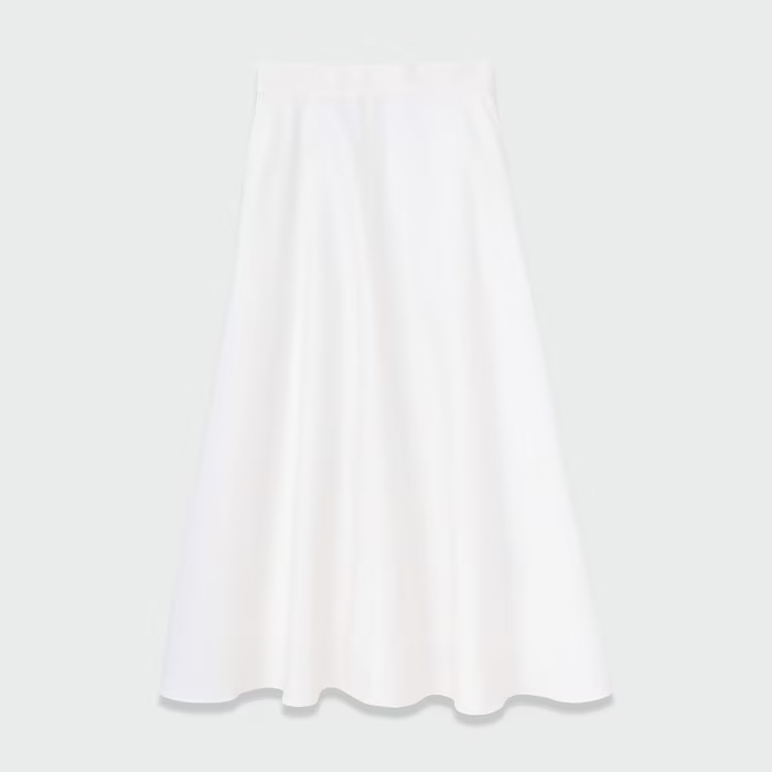 白のフレアスカート