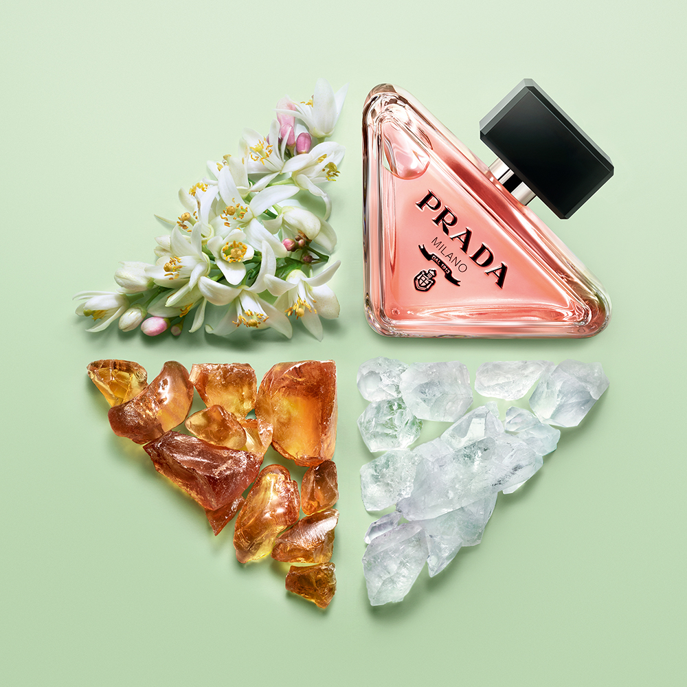 「プラダ パラドックス オーデパルファム」の香水ボトルと素材が並ぶイメージ画像