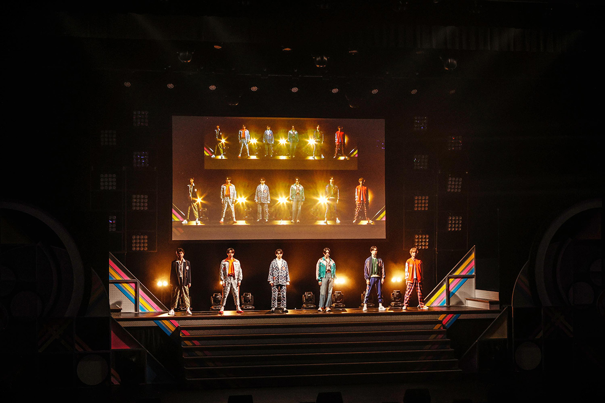 ステージに立つ6人の男性